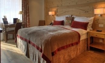 Le Petit Cervin Hotel Zermatt Exterior foto A bed with a bed skirt