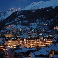 Le Petit Cervin Hotel Zermatt Exterior foto The resort at night
