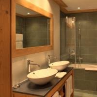 Le Petit Cervin Hotel Zermatt Exterior foto Bathroom with shower and bath